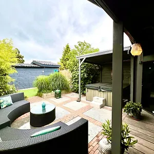 Buddha Style Family House & Jacuzzi & Sauna Near Amsterdam , Vijfhuizen Niederlande